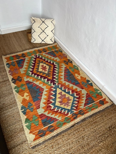 [C05AF0110.] Alfombra Kilim K31